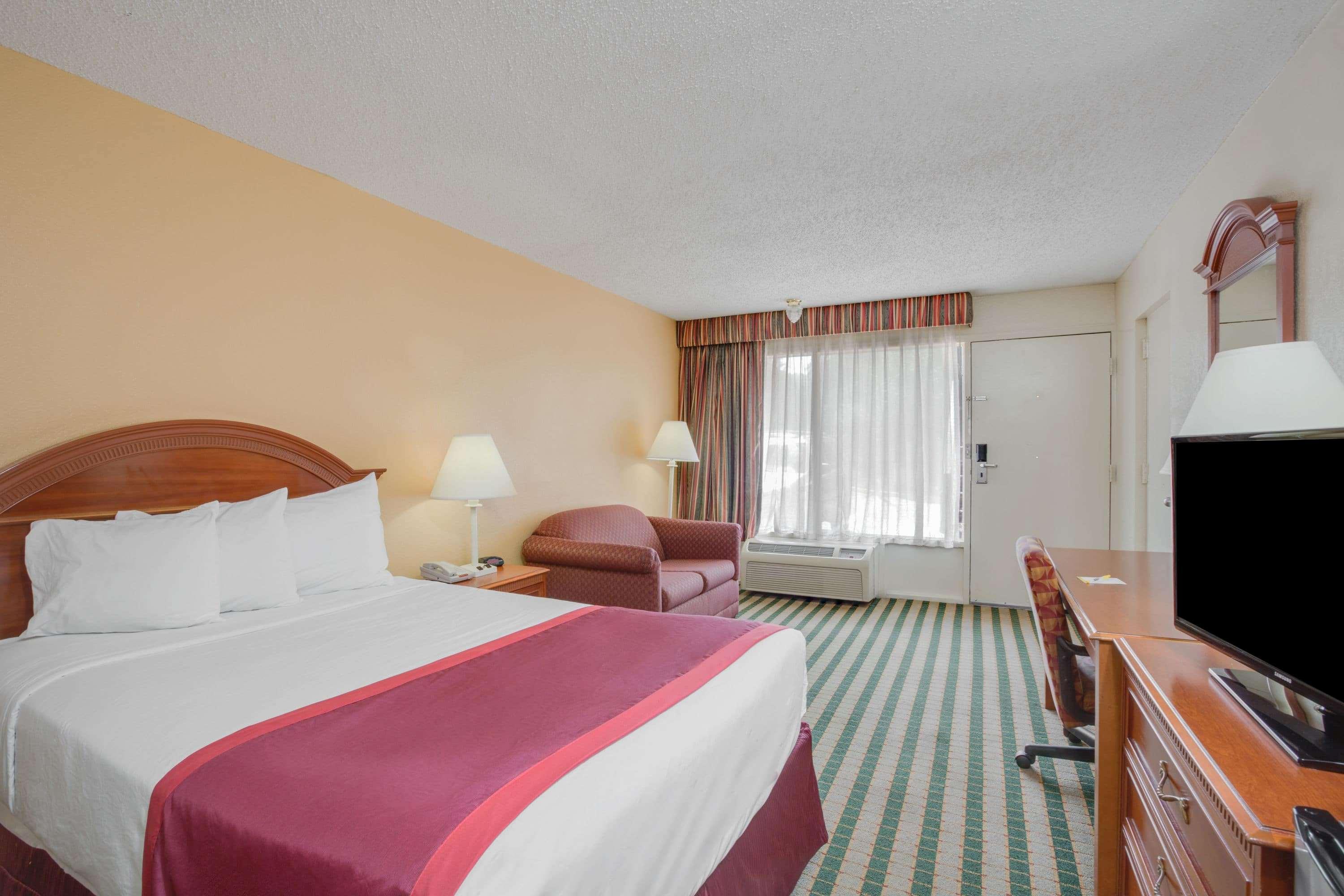 Days Inn By Wyndham Asheville West Candler Dış mekan fotoğraf
