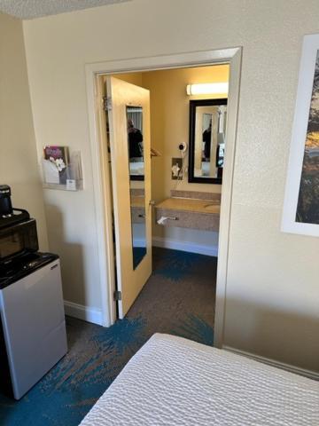 Days Inn By Wyndham Asheville West Candler Dış mekan fotoğraf